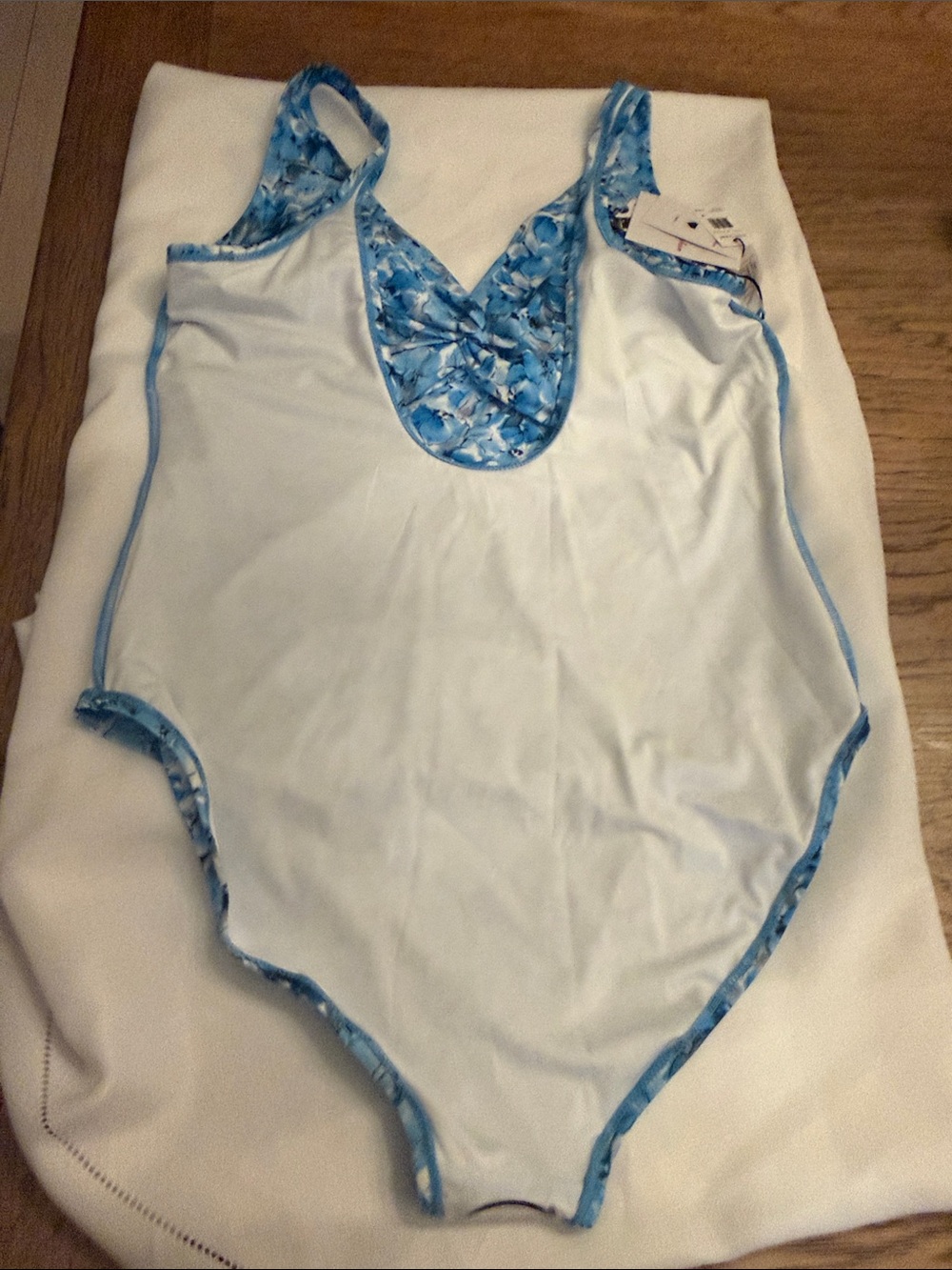 ROBERT GRAHAM BLUE FLORAL SWIMSUIT. NEW WITH TAGS AND HYGENIC LINING. - Picture 11 of 11